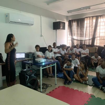 Professora da SEEDUC e integrante da comissão de heteroidentificação do IFRJ conduz palestra sobre cotas raciais e identidade para alunos da Escola Municipal Bolívar