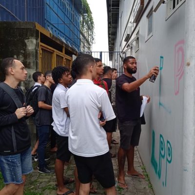 Grafite na parede externa da escola do desenho da Maré: passado, presente e futuro