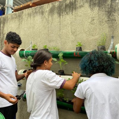 Estudantes colocam a mão na terra e plantam por uma alimentação melhor